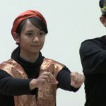 【女子留学生によるダンス／インドネシア】座ったまま、踊る！