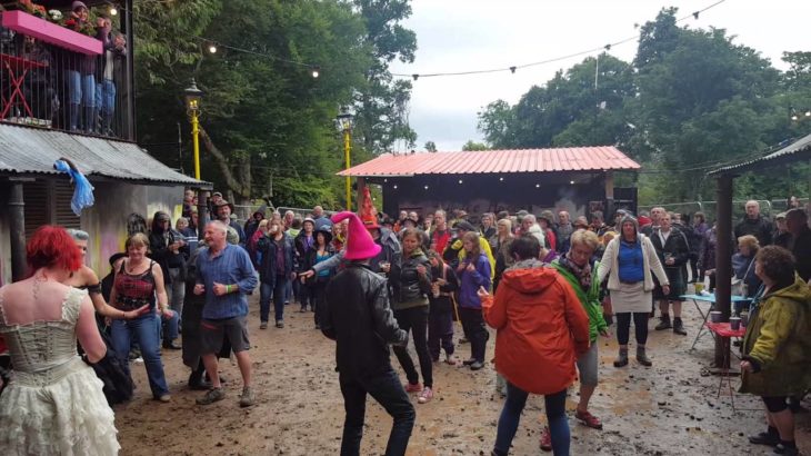 Dougie Burns and the Cadillacs -Driving In A Cadillac, Belladrum  – crowd dancing