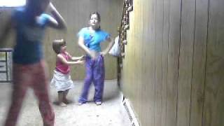 Crazy girl dancing to teach me how to dougie