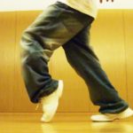 かっこいいHIPHOPステップ〝シーウォーク〟はダンス初心者でもできる技