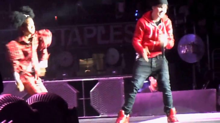 Justin Bieber and Willow Smith Doing the Dougie/Whipping Hair/Dancing!!! 10/25/10