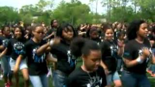Michelle Obama Dances ‘The Dougie’   ‘The Running Man’ At Alice Deal Middle School (VIDEO).mp4