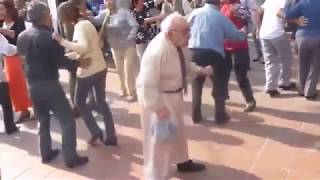 Old Man Dancing to Teach me how to Dougie