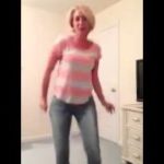Pretty White Woman Knows How to Dougie