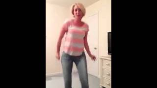 Pretty White Woman Knows How to Dougie