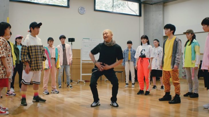 松本人志、伝説の”ダンサーマツモト”に　キレキレダンスを伝授　QTTA新TV-CM『クッターダンス・登場』篇＆メイキング