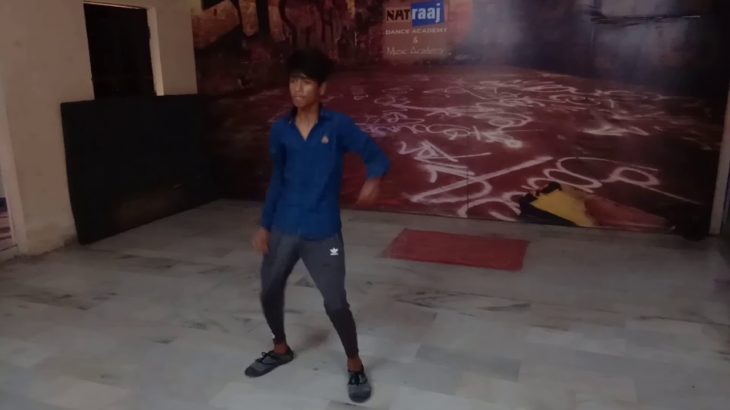 Roboting and dubstep dance