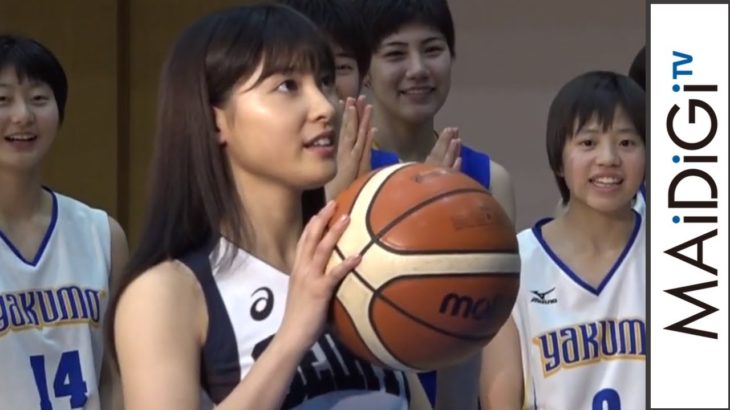 土屋太鳳、バスケ強豪校と“本気”のフリースロー対決！