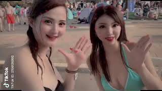 かわいい女の子たちが戻ってきて最新ダンスを踊ります