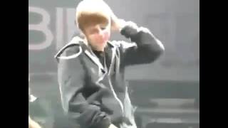 Justin Bieber Dancing To Teach Me How To Dougie