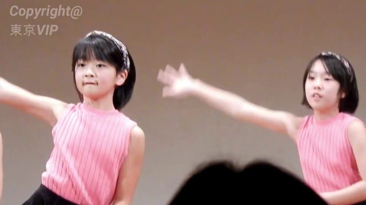 女子小学生のダンスパフォーマンス